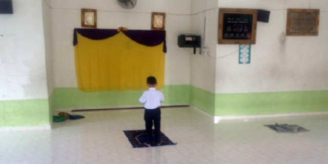 664xauto-foto-bocah-salat-dhuha-ini-hebohkan-netizen-160216l