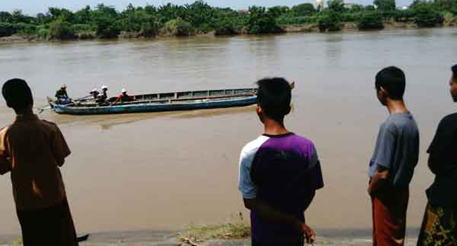 55768_74688_perahu-terbalik